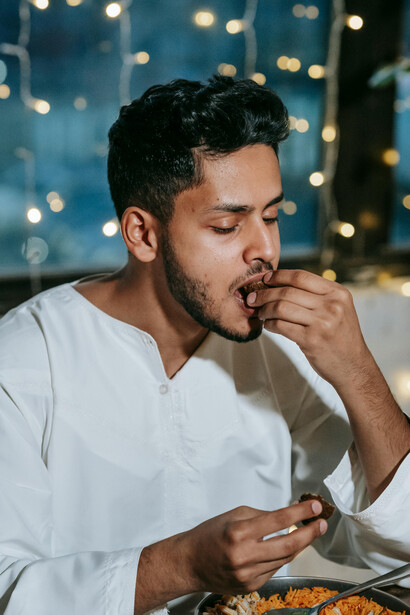 Joven comiendo falafel