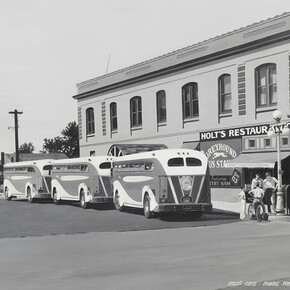 John Baeder, Holt’s café and bus stop, Boonville, Missouri, 1972. Courtesy of Galerie Vallois