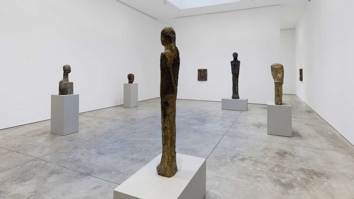 Hans Josephsohn, Early sculpture (1947-56), exhibition view. Courtesy of Skarstedt Gallery