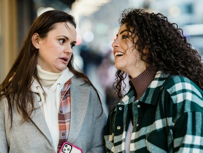 Amigas conversam animadamente.  Pequenas conversas, essas dos tipos convencionais como bom dia, como está o tempo hoje, além de serem um modal que demonstra boa educação, pode auxiliar ao dia dos envolvidos nesses diálogos (por exemplo, os caixas dos supermercados que, em teoria, passam o turno de trabalho completo sem conversar com alguém). No entanto, os pesquisadores destacam que as conexões breves não são suficientes para evitar a solidão. Para isso, é imprescindível formar e manter conexões significativas