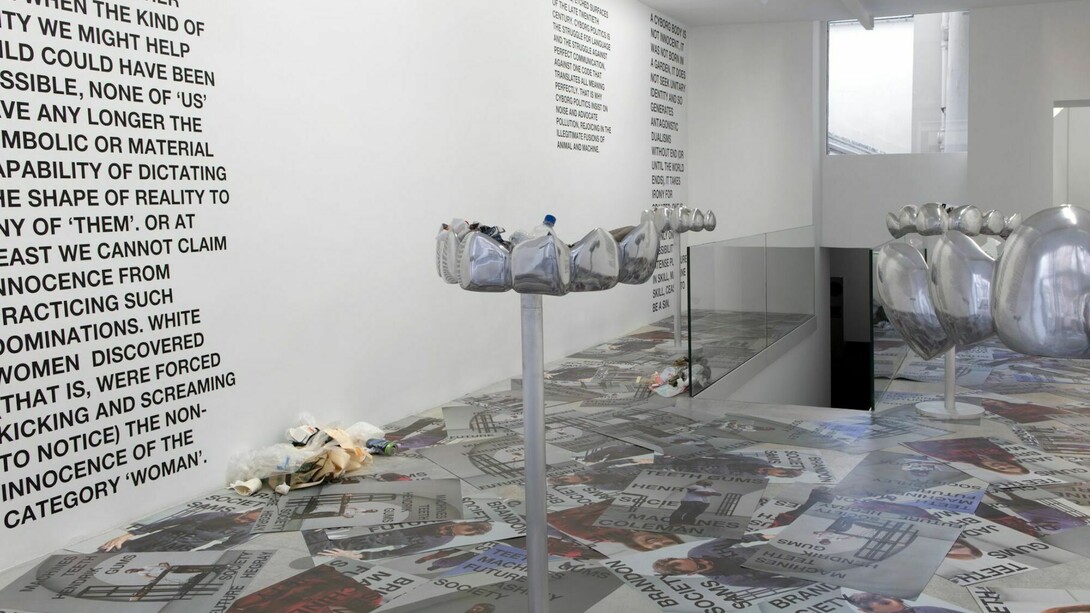 LiliReynaud-Dewar Vue de l’exposition / View of the exhibition, «Dents, gencives, machines, futur, société», kamelmennour, (6rueduPontdeLodi), Paris, 2016© LiliReynaud-DewarPhoto. JulieJoubert & archives kamelmennourCourtesy the artistand kamelmennour, Paris/London
