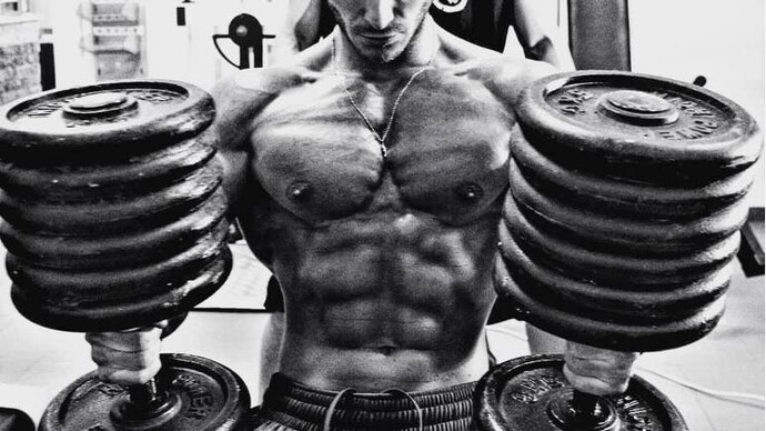 Before an international competition, Francesco is preparing to perform chest bench-presses with 62kg weights