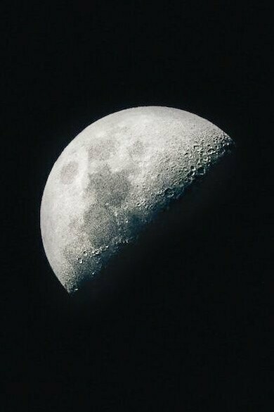 Non so se mi basteranno cinque ore ad imbavagliare la mezzanotte, la profondità è nascosta nella superficie, e scorgerla è tutta una questione di luce