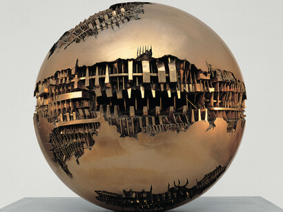 Arnaldo Pomodoro, Sfera n. 1, 1963 bronzo, ø 120 cm (foto Aurelio Barbareschi). Courtesy of Palazzo Reale