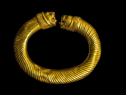 Brazalete abierto con terminaciones de cabeza de león. Siglo VI secolo a.C. Oro. Diámetro 8,5 x 2,3 cm. Kurdistán, Irán occidental
