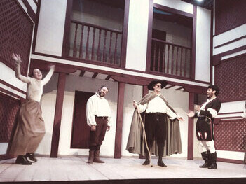 Un espacio por excelencia: La compañía Teatro a Bocajarro en el corral de comedias. Es aquí donde la máquina del tiempo se pone en funcionamiento y nos visualizamos dentro del contexto de lo que acontece, formando parte de la fiesta que es la representación