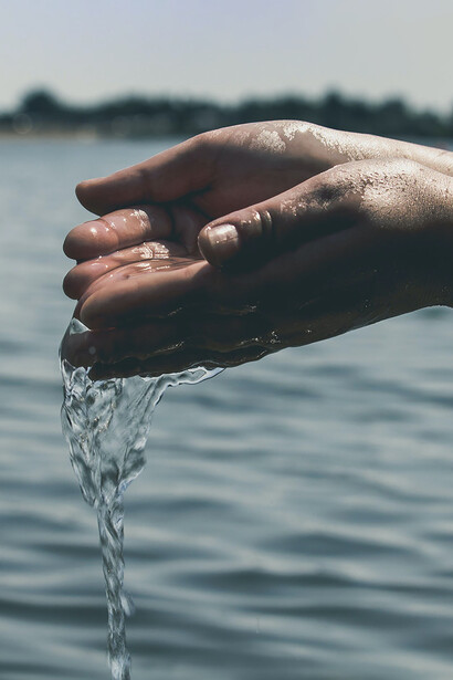 Interdépendance. Nous avons réellement en commun : une planète fragile dotée de ressources naturelles indispensables à tous, de l'air pur et de l'eau potable au lithium et aux terres rares