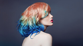 Modelo con diversas tonalidades de cabello