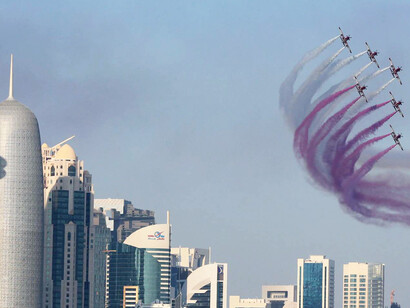 Varios aviones vuelan cerca de los rascacielos de Doha durante una exhibición aérea organizada por el Día Nacional de Qatar