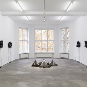 Gretchen Bender, Political entertainment, exhibition view. Courtesy of Sprüth Magers