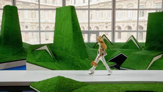 La collezione F/W 2026 di Louis Vuitton sfila nella magnifica cornice del Louvre. Parigi, Francia. Qui un frame dal video della sfilata fatto da Fashion Channel