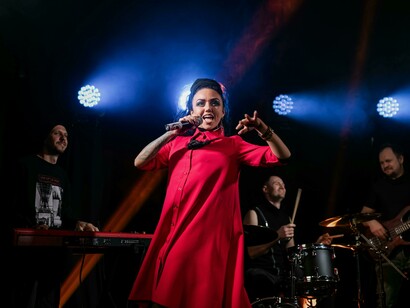 Cantar puede entenderse no solo como una práctica artística, sino como una forma de afirmación personal y soberanía interior