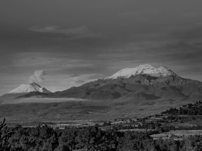 El Popocatépetl está unido por la parte norte con el Iztaccíhuatl mediante un paso montañoso