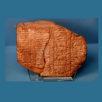 Tavoletta assira in argilla, VII sec. a.C., ritrovata nel sito dell'antica città di Assur, attuale Iraq. Ancient Orient Museum Istanbul, Turchia
