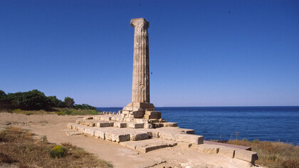 L'ultima colonna del Tempio di Hera Lacinia rimasta eretta. Capo Colonna (o Capocolonna) - noto in età coloniale (antica, classica ed ellenistica) come Capo Lacinio: Λακίνιον ἄκρον), e poi promontorium Lacinium in età romana) - è un promontorio sito otto chilometri a sud di Crotone Calabria, Italia