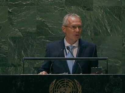 Le président de l'Assemblée générale des Nations unies, Csaba Kőrösi, prononce un discours devant l'Assemblée générale des Nations unies