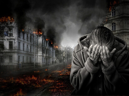 Anziana disperata per la distruzione causata dalla guerra