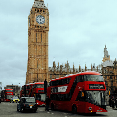 Londres.  Je répondais "God bless you" devant Buckingham Palace, et la Chambre des Députés à la sortie en entendant carillonner Big Ben, non loin de la Tamise, dans laquelle j'aurai perdu pied ou fait une hémorragie cérébrale en hiver