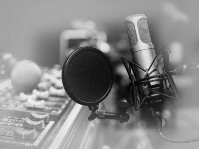 La locución es un arte, y si se lee de «paporreta» y con buena técnica y sin errores, pero sin sentimiento artístico no va a llegar ni siquiera a comunicar