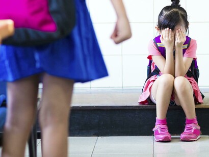 Una niña agrede a otra compañera en un aula