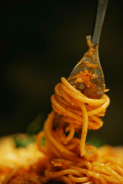 Primo piano di spaghetti al sugo: "Un piatto di pici al ragù, un peposo fatto bene, una ribollita autentica — possono valere più di mille parole"