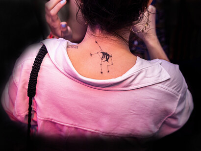 O signo de Virgem, que se encontra nesta tatugem, representa a casa seis de Terra e é regido por Mercúrio