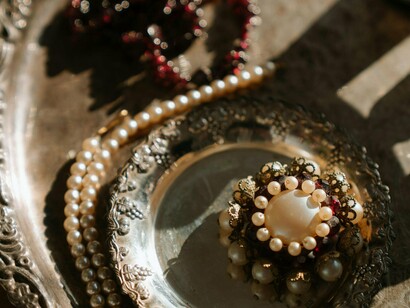 Decoração de mesa feira com pérolas. As joias de pérolas, outrora vistas como antiquadas, estão a ganhar nova vida com designs inovadores
