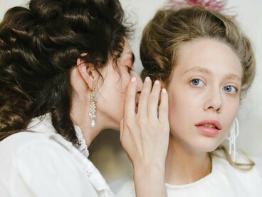 Mulheres segredam entre si. O que aconteceu nos bastidores? A madrasta prometeu aos meus pais que a herança, que era fruto do trabalho do meu avô, seria dos netos dele um dia, ou seja, minha e dos meus irmãos



