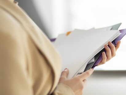 Supervisa la Secretaría y coordina los organismos especializados, garantizando la coherencia y eficacia del sistema multilateral