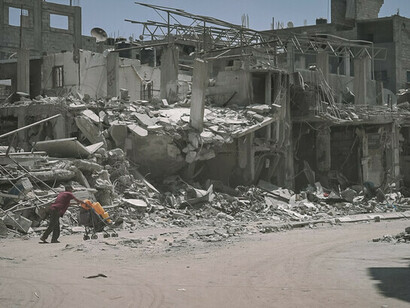 Após intensos bombardeios em 2024, edifícios em Gaza jazem em ruínas, enquanto pessoas enfrentam a devastação e lutam para sobreviver entre os escombros