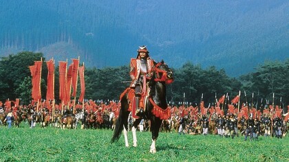Una scena del film "Ran" di Akira Kurosawa. Una guerra antica come il mondo