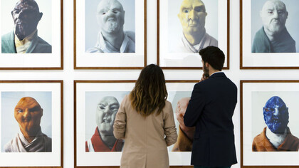 Dos visitantes observan la colección del Museo Picasso Málaga