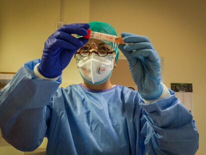 Il est de plus en plus évident que ces événements auraient été en grande partie évitables si des voies hospitalières/diagnostiques spécifiques avaient été établies et si les professionnels de la santé avaient été correctement informés et équipés de dispositifs de protection suffisants