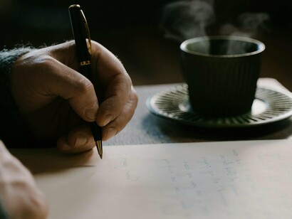 Pessoa escrevendo à mão. Desde cedo que se vai notando o descrédito do politicamente correcto, subvertendo-o e reduzindo-o à ínfima narrativa putativa e binomial das narrativas dos nossos dias… Do wokismo ao radicalismo balofo e pós nazi a diferença é basicamente nenhuma - enquistam-se ambos em bolhas mais gritantes ou menos estridentes… Dejá vu…


