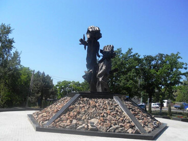 Hablar del fascismo del pasado y del fascismo del futuro puede entrañar el riesgo de pensar que no hay fascismo en el presente.   Monumento a las víctimas del fascismo en Chișinău, Moldavia