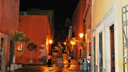 Moonlit cobblestone streets in the heart of Querétaro © Photo by Jane Ammeson