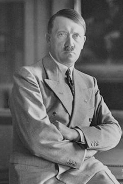 Adolf Hitler in abiti civili seduto su una scrivania nel 1936