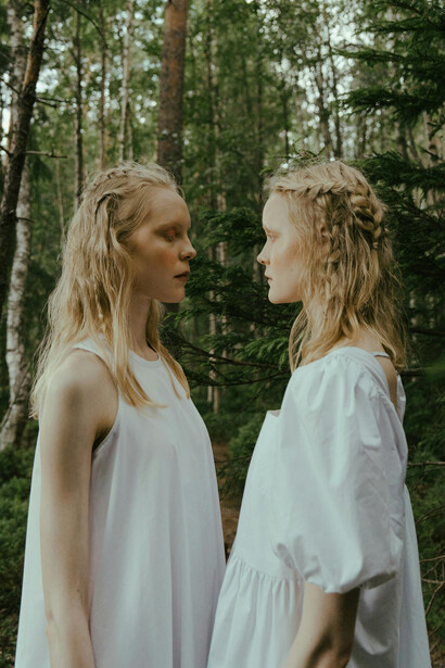 Dos doppelgangër frente a frente. El término "doppelgänger" significa “el que camina al lado”