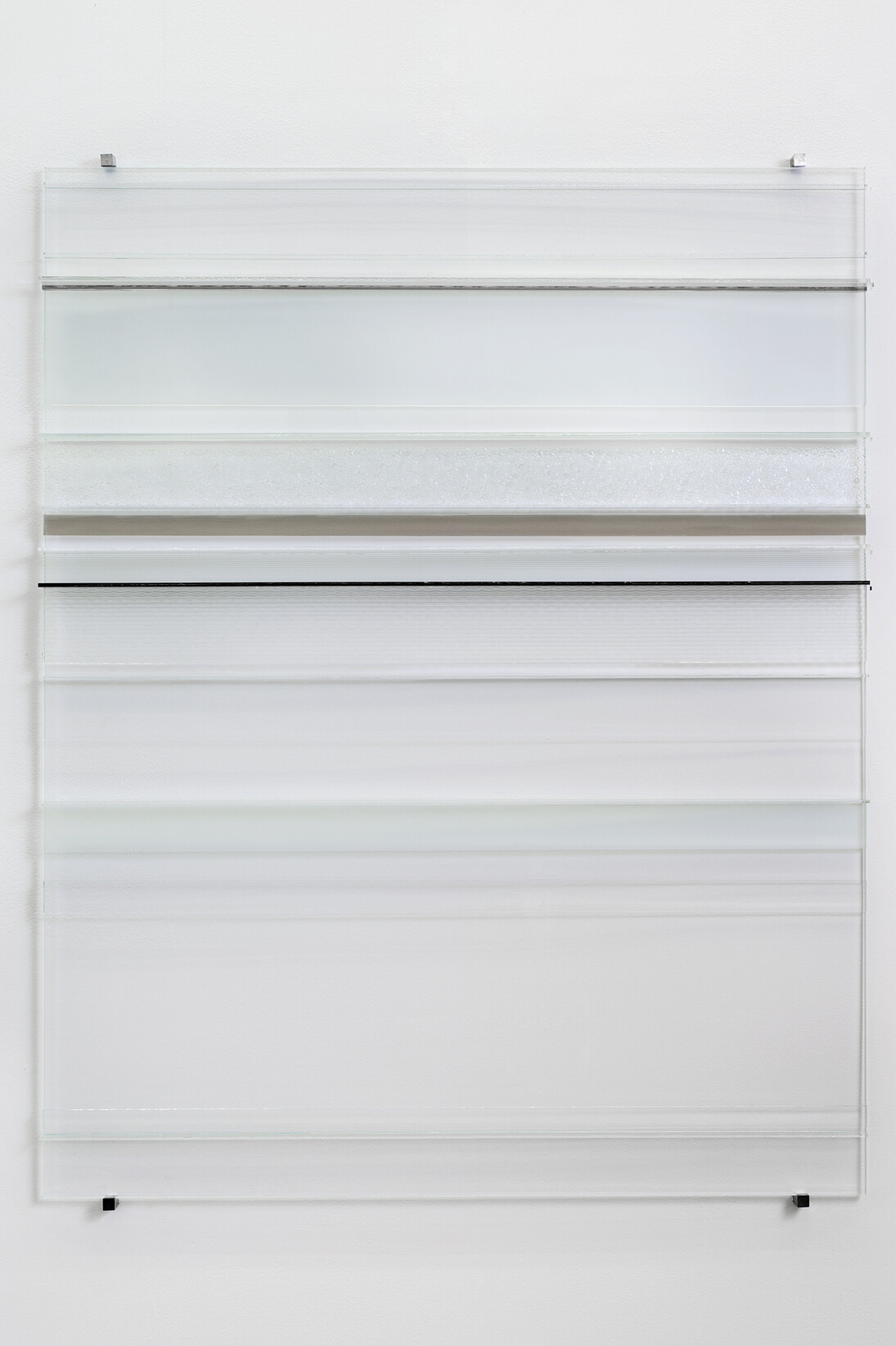 Baptiste Debombourg, Ultra 14, 2015, Verre extra clair, verre flotté, verre teinté, verre poli, verre dépoli, verre listral, verre goutte d’eau, colle UV, attaches acier, Courtesy Galerie Patricia Dorfmann, Paris
