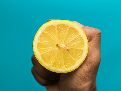 L’olio essenziale o le scorze di limone si possono utilizzare nei dolci, nelle limonate per rinfrescarsi e re-mineralizzarsi