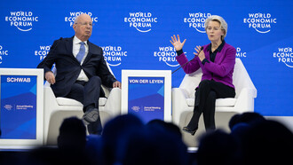 La présidente de la Commission européenne Ursula von der Leyen aux côtés de Klaus Schwab © Forum économique de Davos 2023