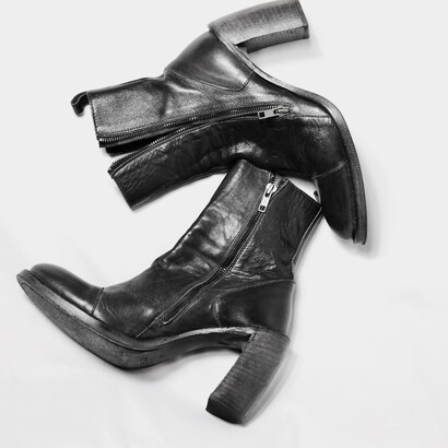 As botas de couro com salto alto participam das trasnformações no mundo da moda