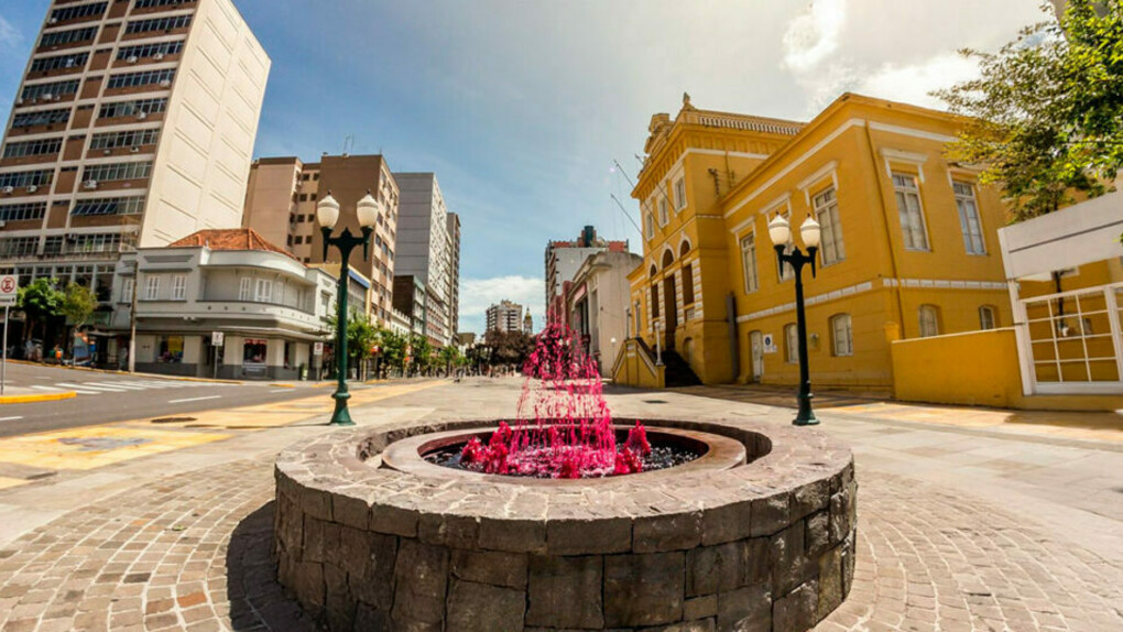 Bento não é apenas a capital brasileira do vinho é um lugar onde o tempo parece andar devagar, onde as pessoas ainda se cumprimentam na rua e onde o trabalho nas vinícolas faz parte da rotina de muitas famílias há gerações. É uma cidade que carrega o sotaque italiano em cada esquina e o orgulho de quem aprendeu com os antepassados a transformar uvas em histórias