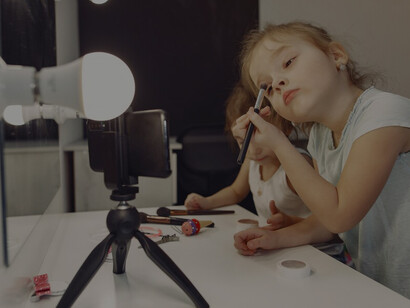 A little girl wearing makeu, issues related to beauty products for children, the trend of young girls using cosmetics, and the effects on their self-image