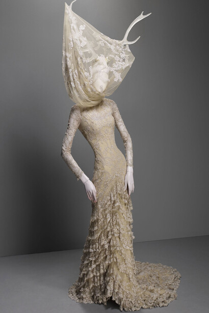Diseño de Alexander McQueen expuesto en la muestra "Savage Beauty"