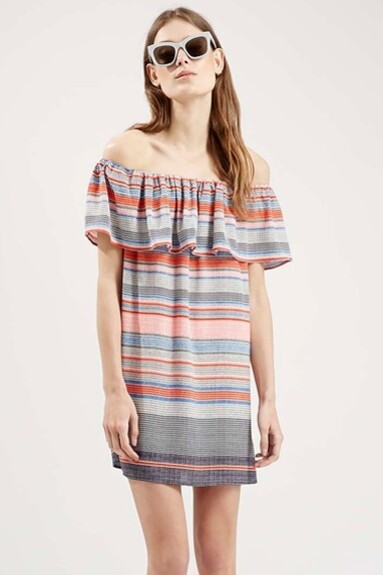 Vestido de rayas con los hombros descubiertos