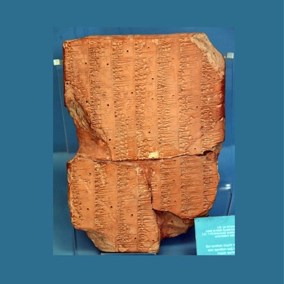 Tavoletta assira in argilla, XV-VII sec. a.C., ritrovata nel sito dell'antica città di Assur, attuale Iraq. Ancient Orient Museum Istanbul, Turchia