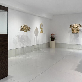 Various artists, …Tutto ciò che (ri)luccica (All that glitters...), exhibition view. Courtesy of Contini Art Gallery