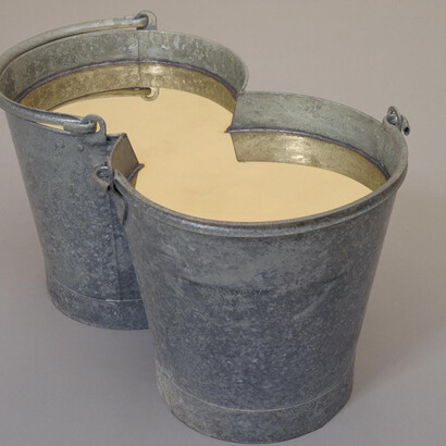 Richard Wentworth, ‘Yellow Eight’ 1985.
Galvanised Steel Buckets.
© Richard Wentworth
