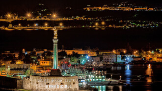La colonna dell'imbocco al porto sovrastata dalla statua della Madonna della lettera, foto di Nunzio Di Dio